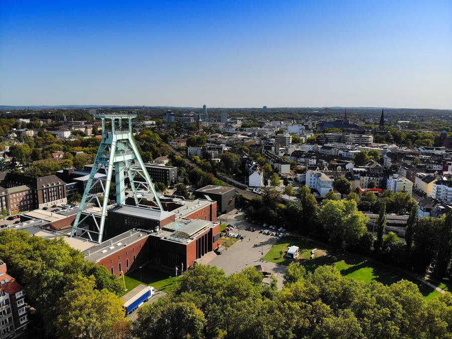 Luftbild von Bochum mit dem Förderturm des Bergbau-Museums
