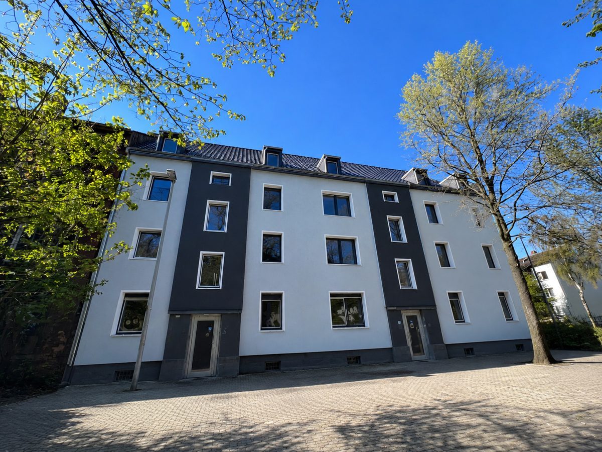 Dasselbe Mehrfamilienhaus in Bochum nach der energetischen Kernsanierung durch FASBO