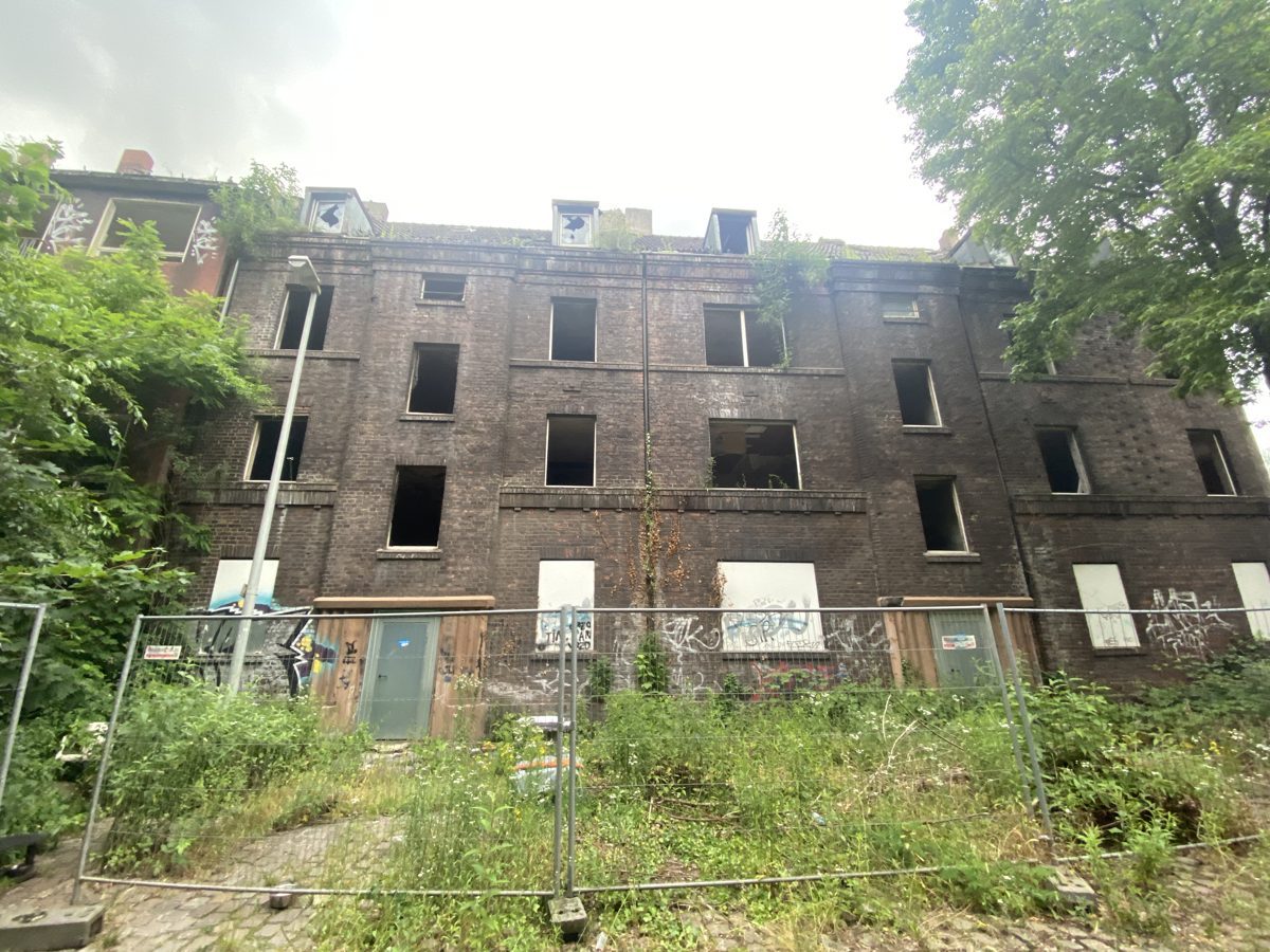Mehrfamilienhaus in Bochum vor der Kernsanierung — leerstehender Bestand