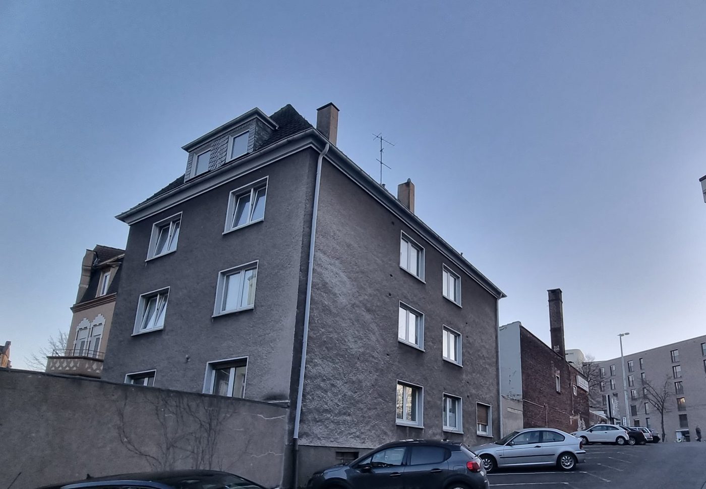Mehrfamilienhaus in Bochum vor der Sanierung — unsanierter Bestand