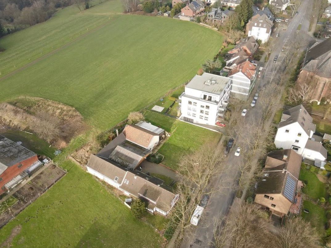 Luftbild der Lage in Bochum — die Reihenhäuser grenzen direkt an offene Feldfläche